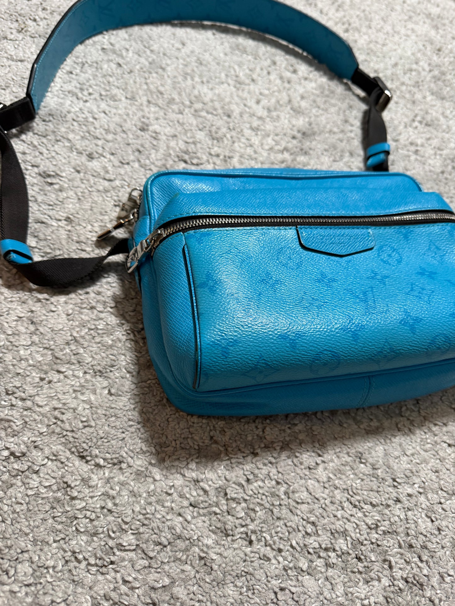 Louis Vuitton Taigarama Messenger laukku