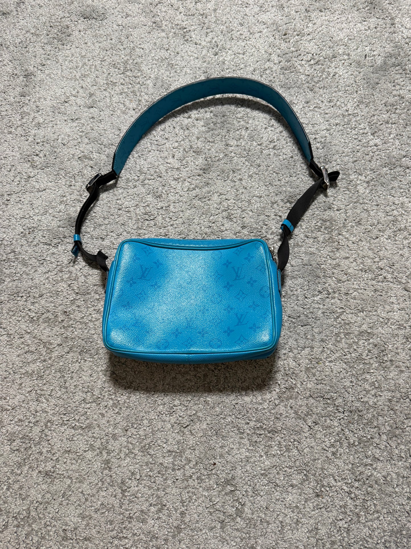Louis Vuitton Taigarama Messenger laukku