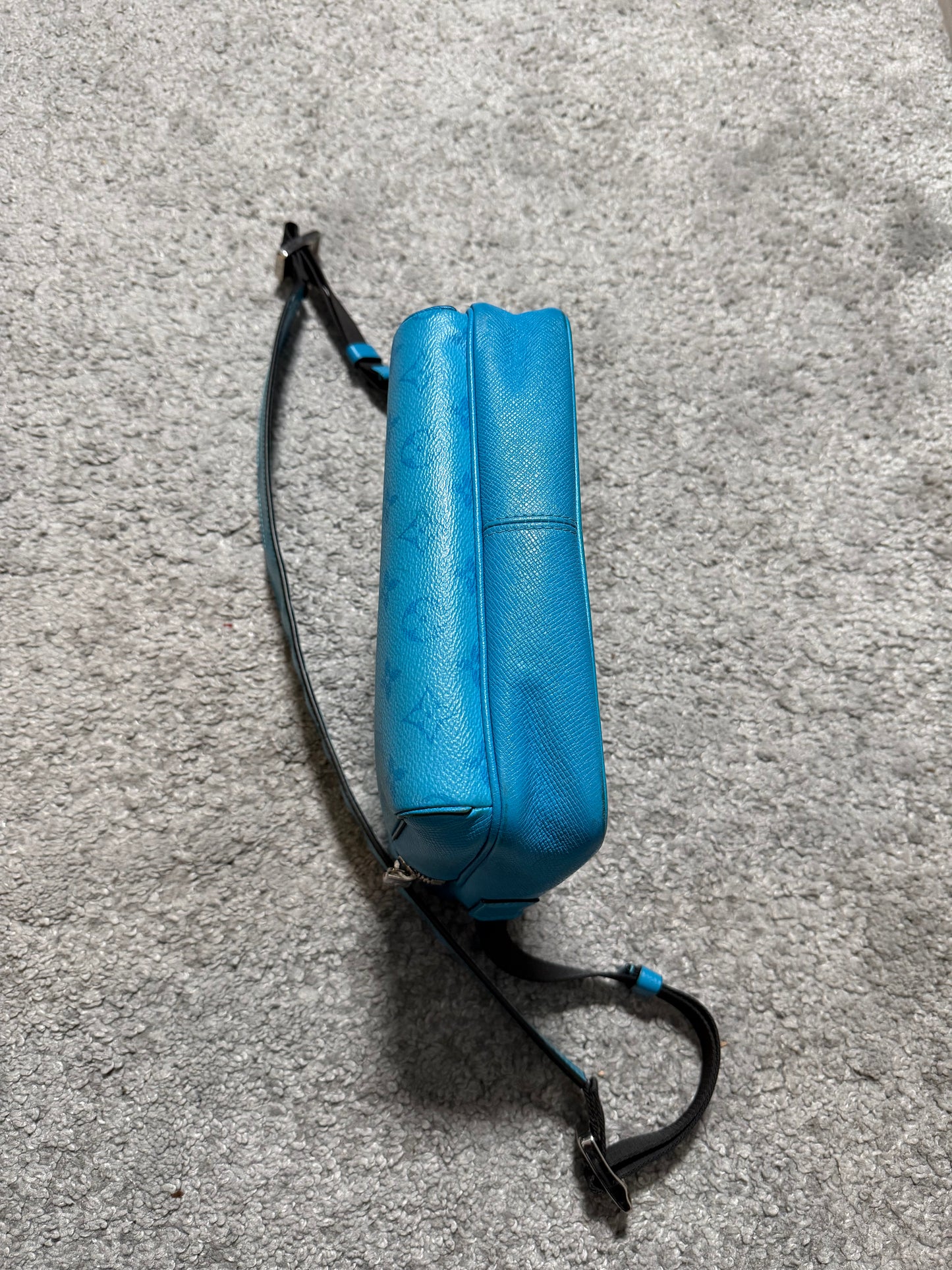 Louis Vuitton Taigarama Messenger laukku