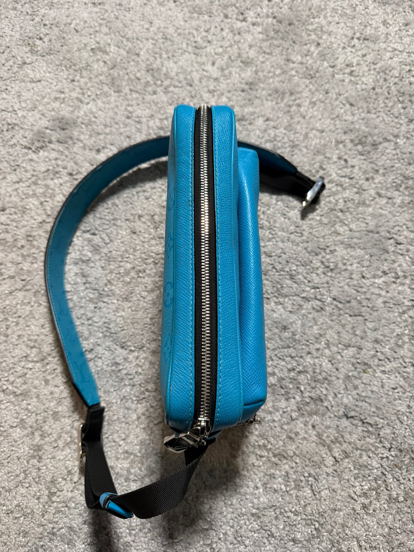 Louis Vuitton Taigarama Messenger laukku