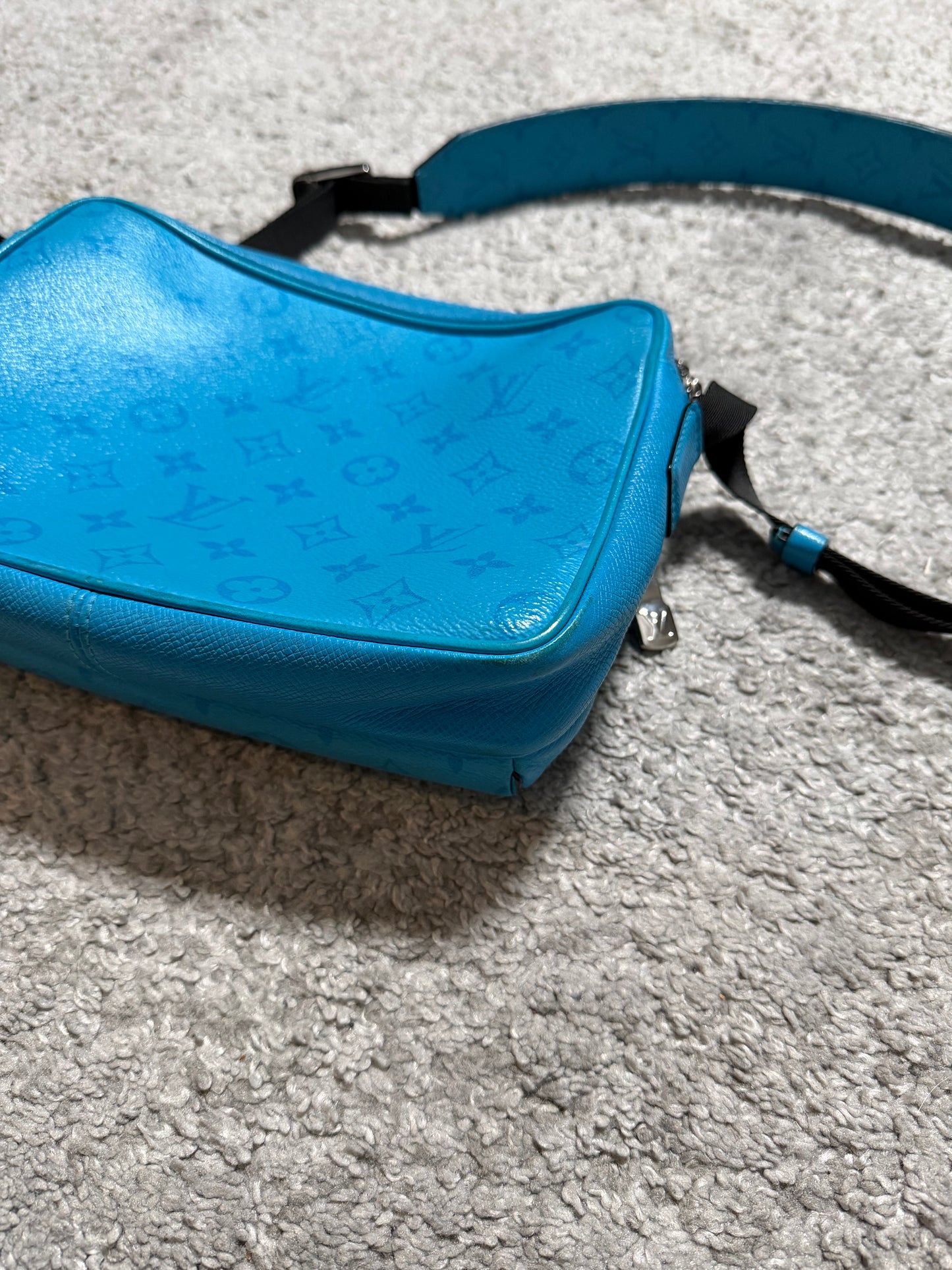Louis Vuitton Taigarama Messenger laukku