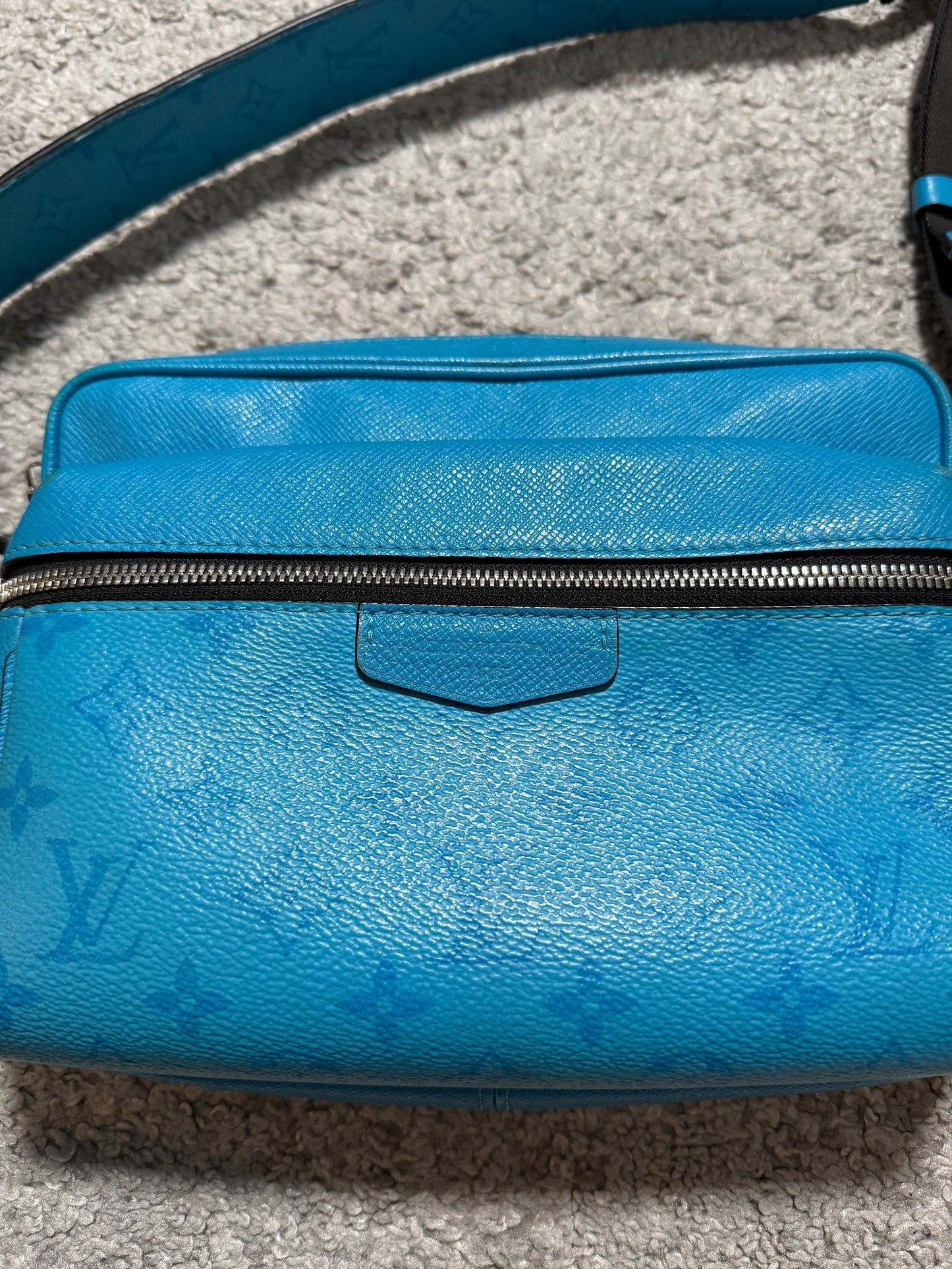 Louis Vuitton Taigarama Messenger laukku